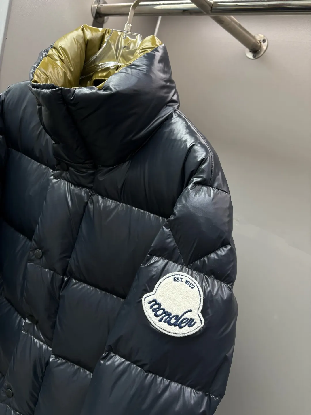 /Moncler Tripiti ，90 ， Lightweight。 Tripiti ， 。 ➕ ， ， 。 ： Tripiti ， 。 。 ： • super laqué •Nylon laqué • • • • • • • Sizes：M-XXXL ：Black Beige